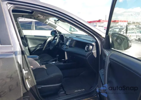 2016 Toyota Rav4 Xle z USA, uszkodzony, nr VIN JTMRFREV9GJ080188